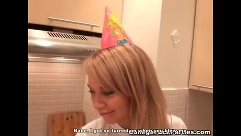 Вечеринка закончилась аналом на кухне