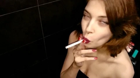 Зашел в туалет – а там голая сюрпризница ждёт своего часа